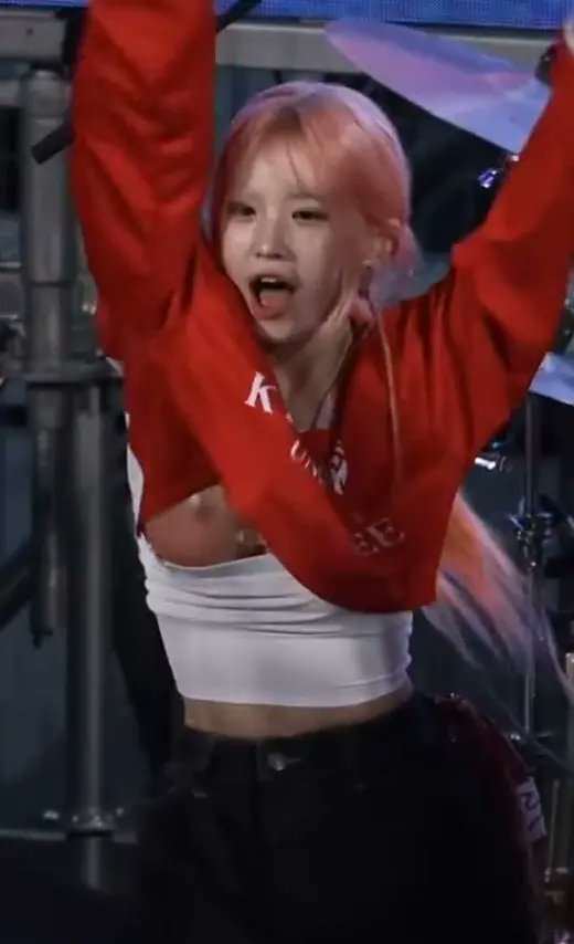 jFlTGABr Kpop accidents (nipslip, panty-slip) Momo - Yeji - Eun-bi - etc 01.jpg